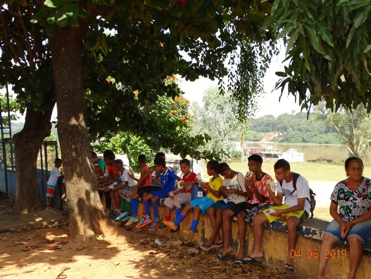 Participantes do projeto social durante uma ação de convivência