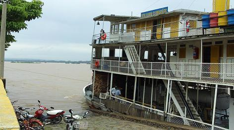 Vapor iniciando navegação no Rio São Francisco.